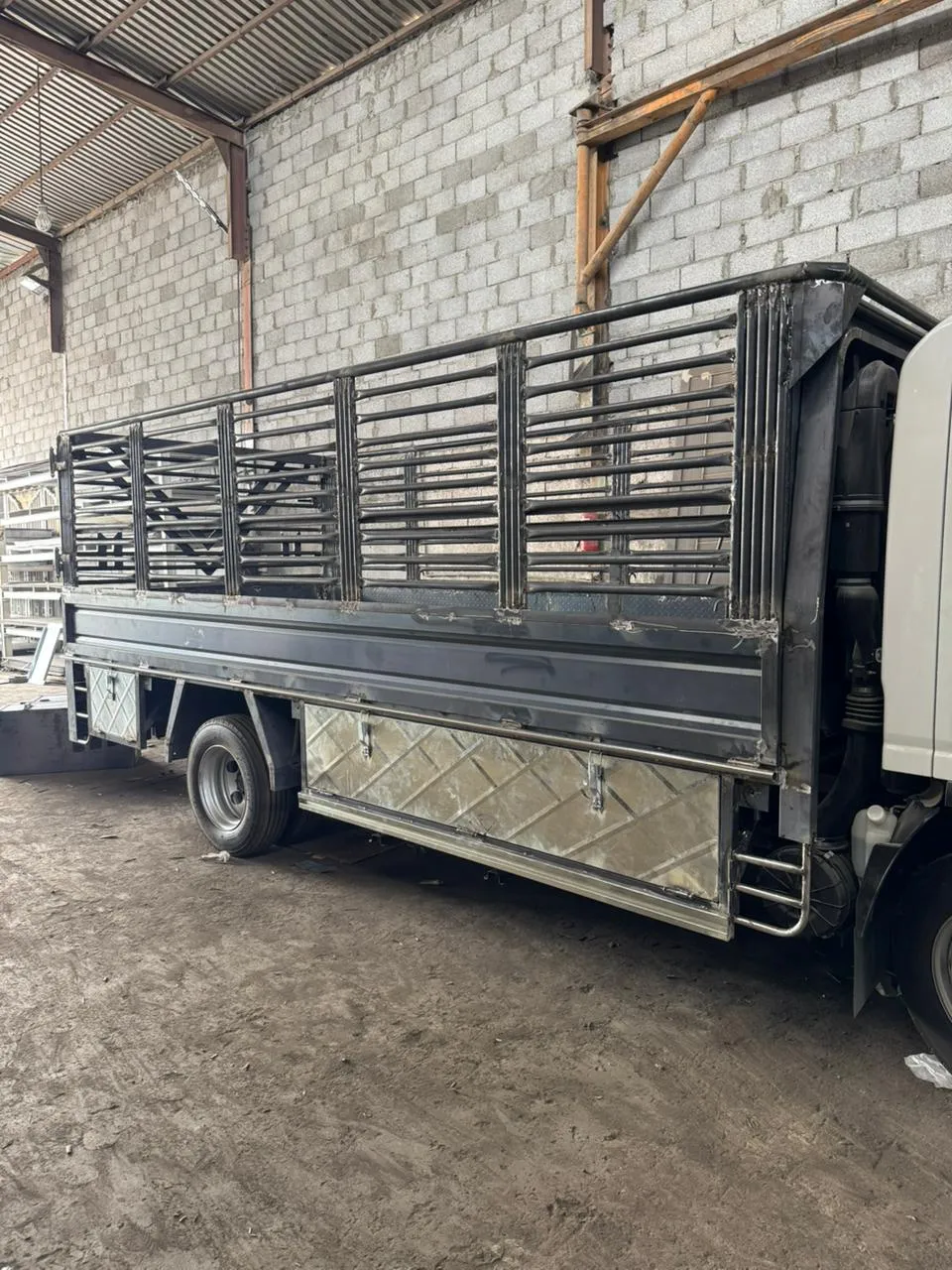 ورشة تركيب جوانب شبة وكالة لدينات شبك ودرج حديد في الرياض