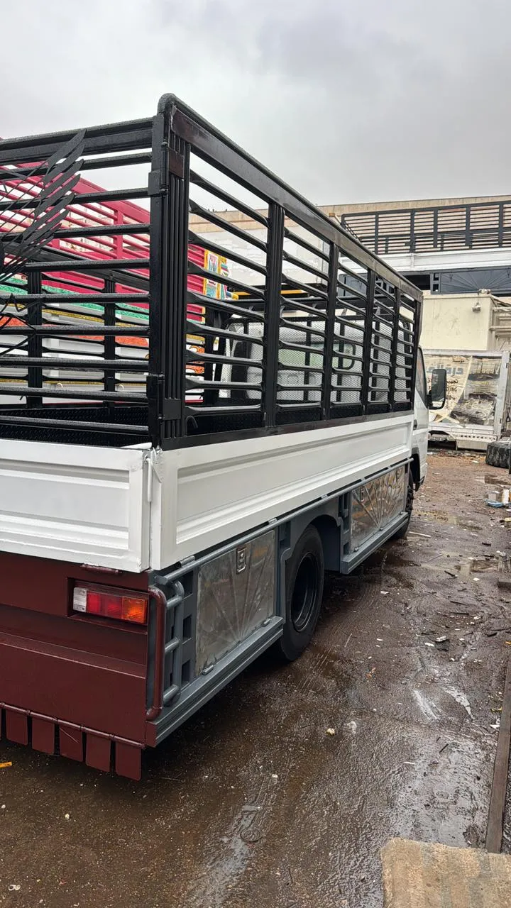 ورشة تركيب جوانب شبة وكالة لدينات شبك ودرج حديد في الرياض